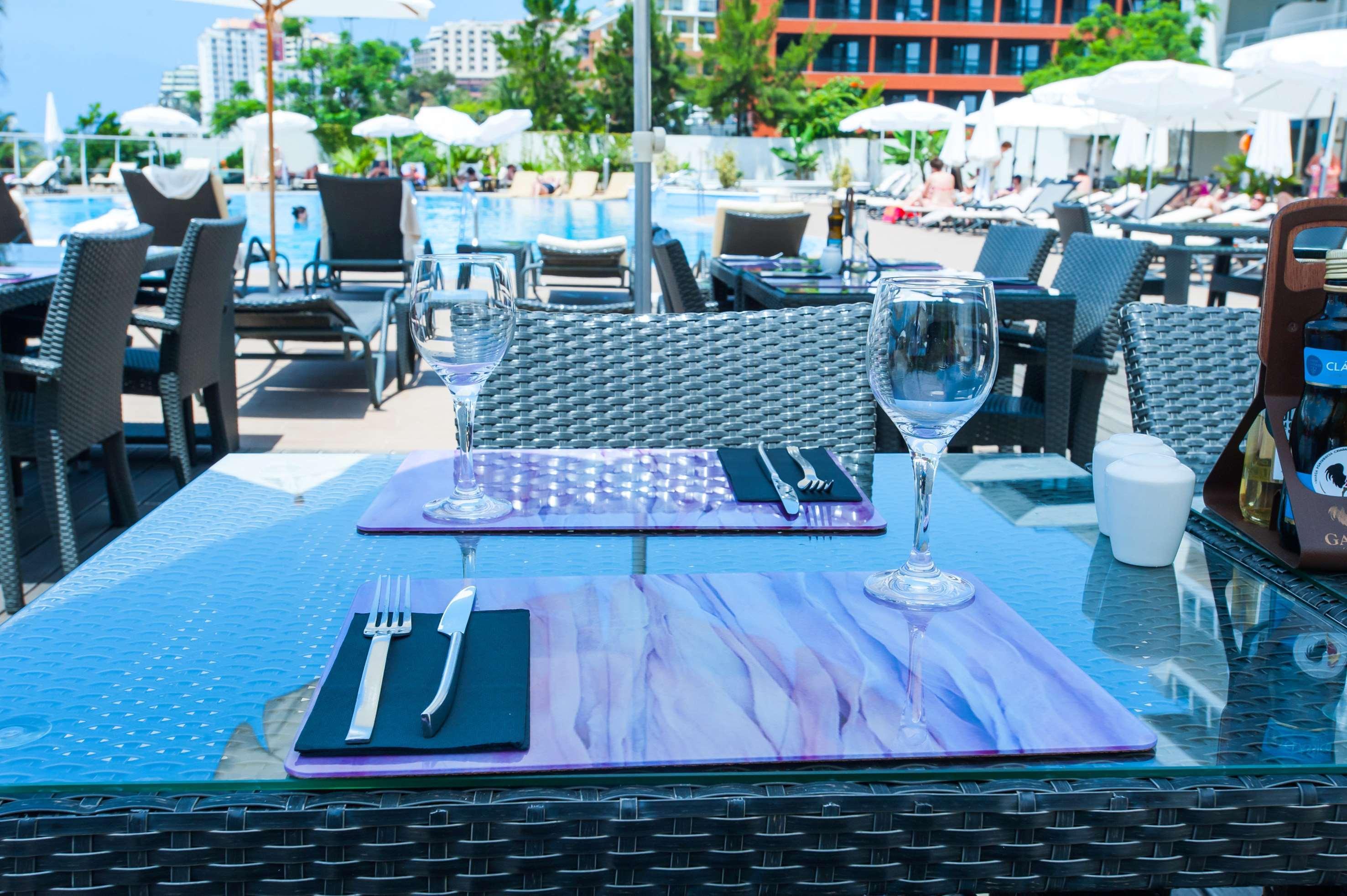 Melia Madeira Mare Hotel Funchal  Eksteriør billede A table set for a meal
